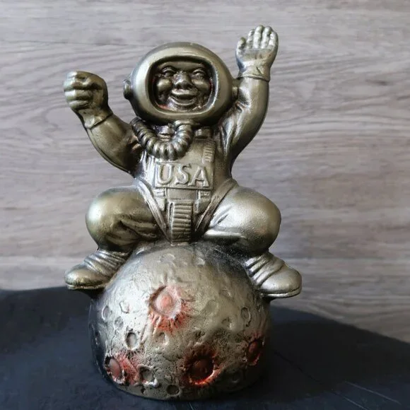 Vintage Astronaut Cast Metal Coin Bank "Man Sit and Wave on the Moon" July 1969 - Picture 12 of 12